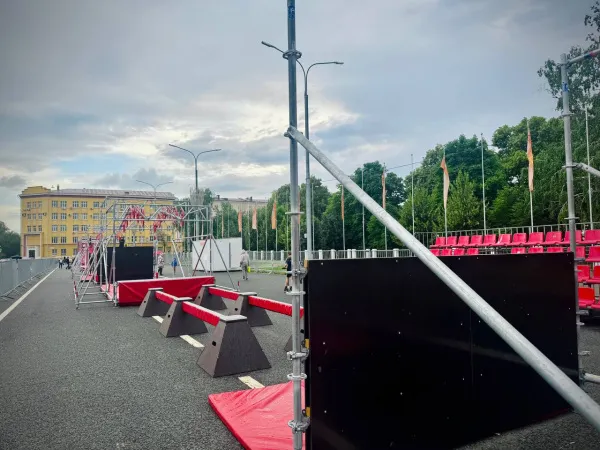 "Ходит, но побаливает спина": девочка упала со спортивного объекта на площади Куйбышева