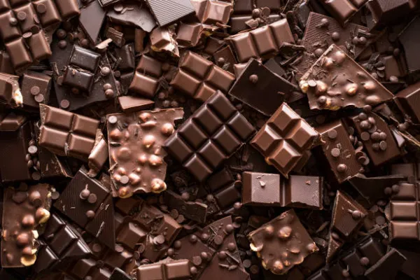 В Оренбурге трое парней украли 93 плитки шоколада