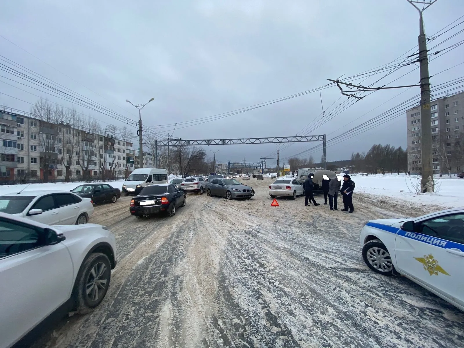 В Самаре водитель врезался в ограждение из-за снегопада | СОВА - главные  новости Самары