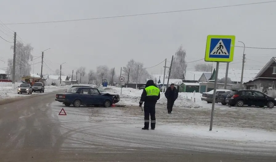 Два человека пострадали в ДТП, которое устроил внедорожник в Самарской области