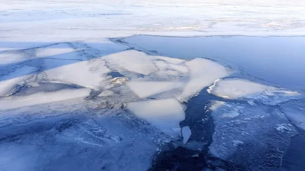 В Самарской области спасли провалившегося под лед рыбака