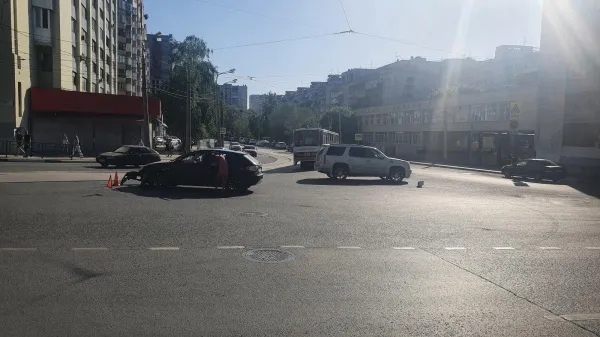В центре Самары 18 мая "Субару" и "Кадиллак" не поделили перекресток