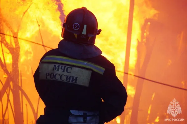 Стали известны подробности пожара на складе в Волжском районе