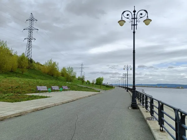 На набережной Комсомольского района устраняют провалы