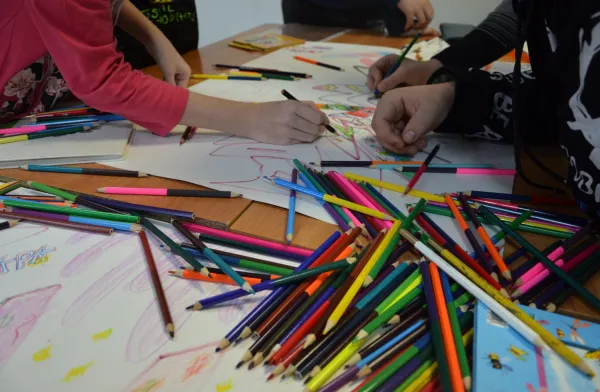 Самарский художник-волонтер проводит мастер-классы по рисованию для детей Донбасса