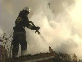 33 человека около часа тушили пожар в частном доме Самары