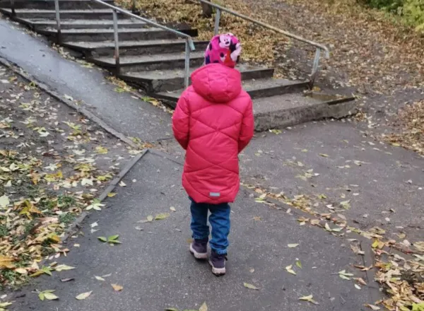 Маленькая разрушительница: девочка с алмазной коронкой устроила погром в строительном магазине Самары