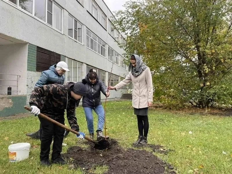 В Тольятти в честь выдающихся педагогов-наставников посадили яблони в школьных дворах