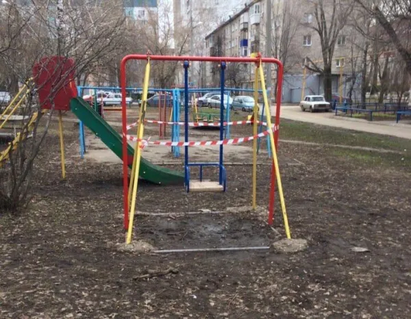 В Самаре массово оградили детские площадки