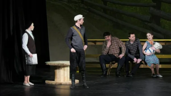 Жизнь русской деревни за два часа: на сцене Самарского художественного театра показали спектакль "Здорово, родня"