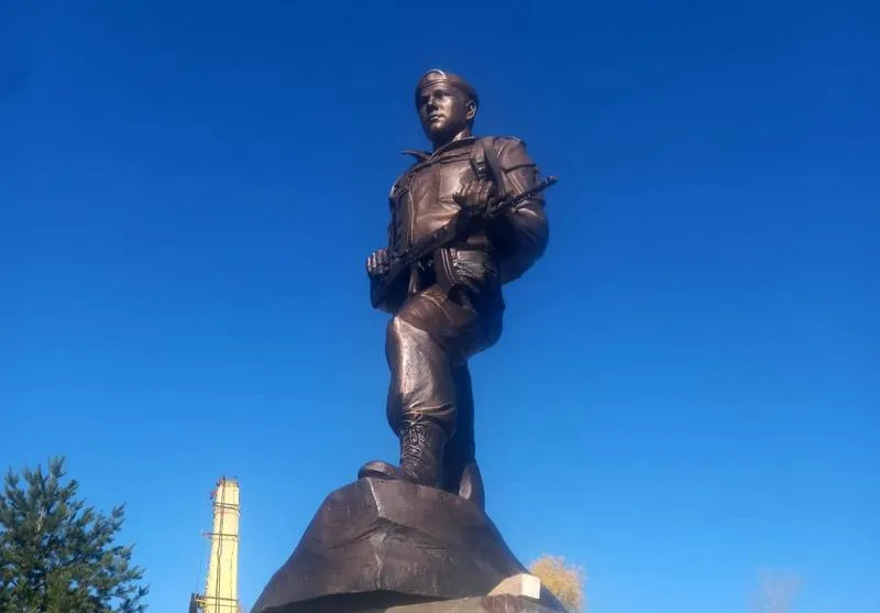 В Приволжском районе установлен памятник российским солдатам 