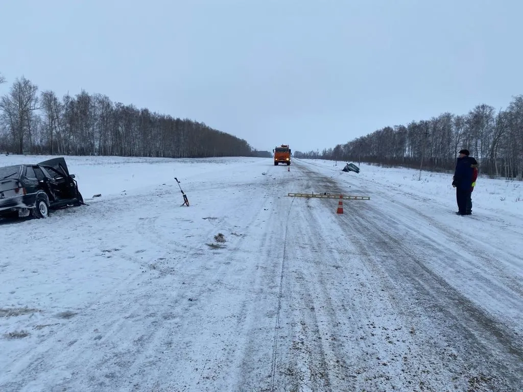 На трассе в Самарской области лоб в лоб столкнулись две 