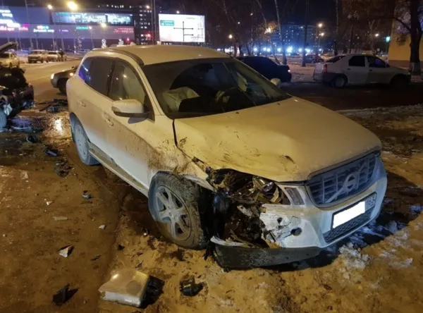 В Самаре водитель не уступил дорогу и отправил своего пассажира в больницу