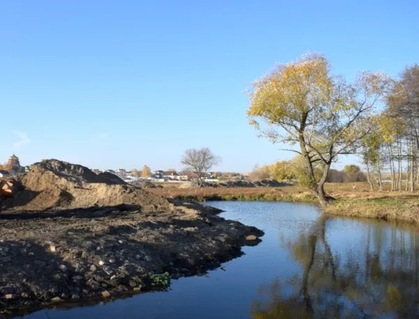 В Волжском районе очистили берега реки Курумки от мусора