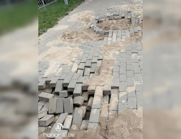 В Кировском районе Самары на улице Ташкентской в июле 2021 разрушилась тротуарная плитка