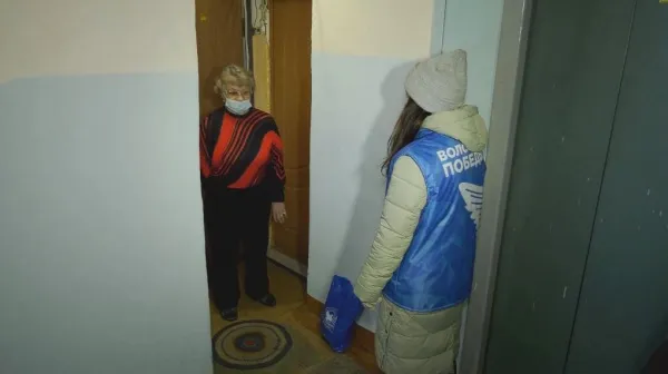 В Кинеле в рамках акции “Ёлка желаний” пожилые люди получили новогодние подарки