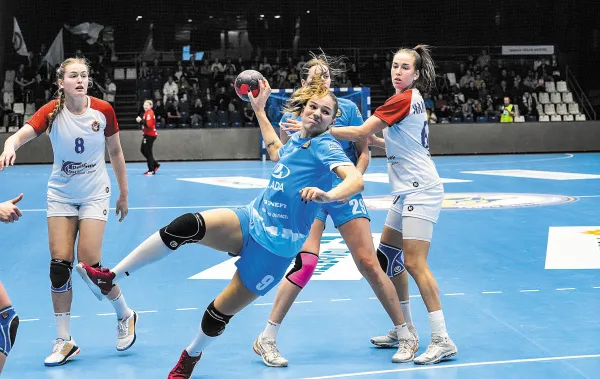 Карантин не помог: гандбольная "Лада" проиграла лидеру чемпионата