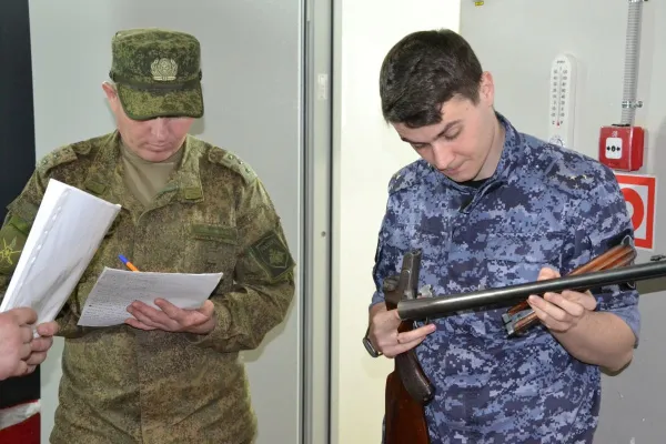 В Самаре росгвардейцы передали крупную партию оружия в зону СВО