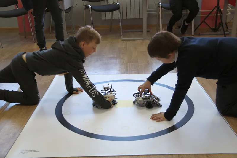 Школьники Исаклинского района программируют умных роботов 