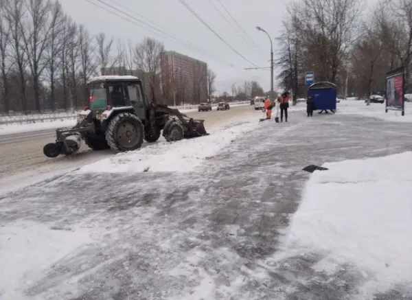 С последствиями снегопада в Тольятти борются круглосуточно