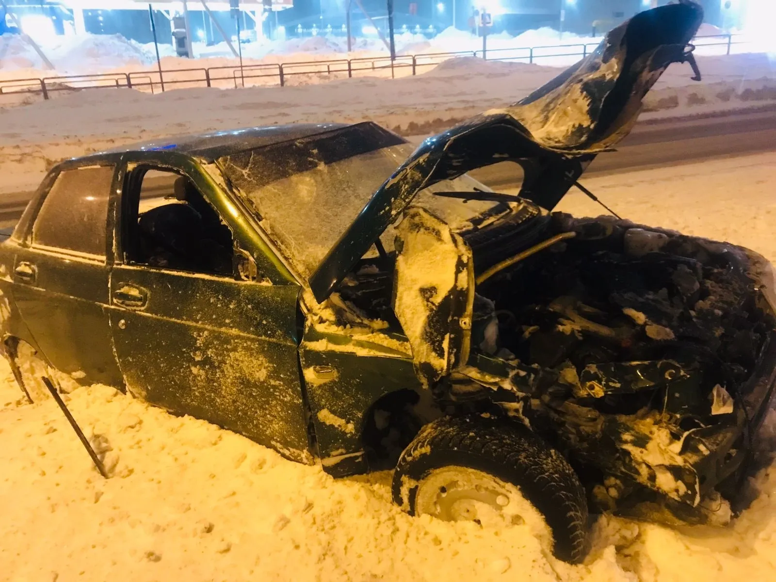 В Самаре водитель врезался в ограждение из-за снегопада | СОВА - главные  новости Самары