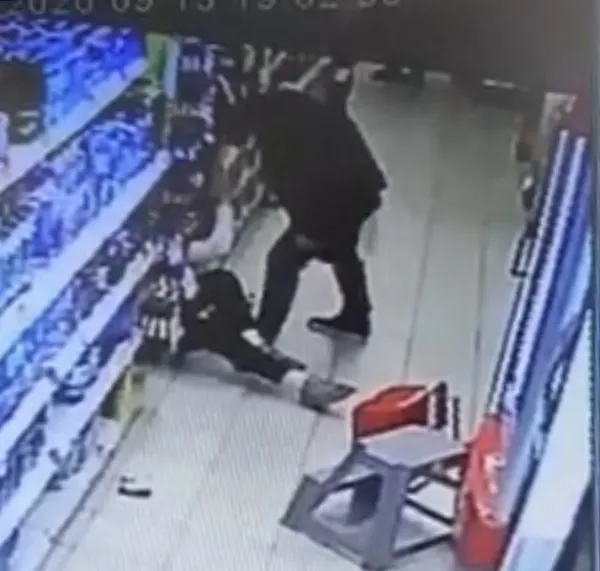 В Самаре сотрудника супермаркета избил покупатель с топором в руках