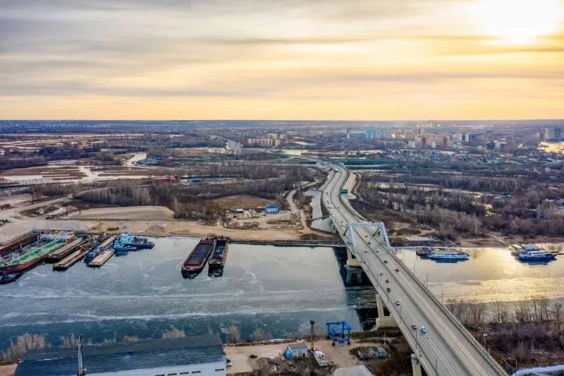 На выезде из Самары на Фрунзенском мосту ликвидируют пробки