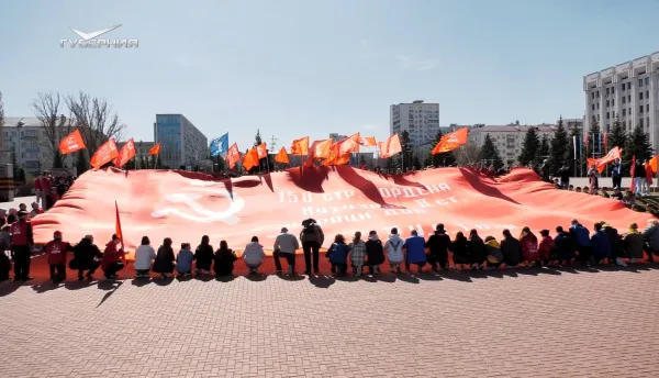 В Самаре на площади Славы развернули двухсотметровую копию Знамени Победы