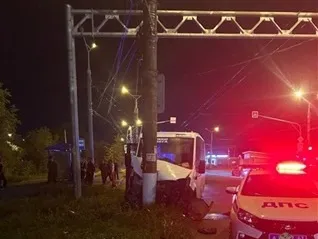Трое пострадавших: в Тольятти маршрутка врезалась в световую опору