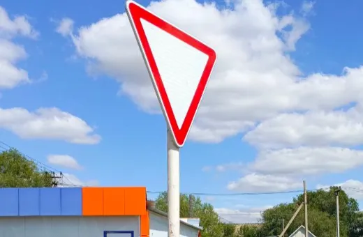 В Большой Черниговке установили новый знак на опасном участке дороги