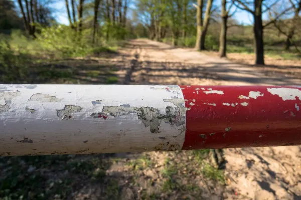 В Самарской области полковник на КамАЗе снес шлагбаум и скрылся