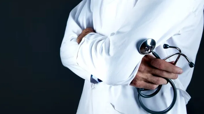 Врача из Новосибирска будут судить за выдачу липовой справки мигранту с венерическим заболеванием