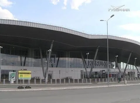 В Курумоче волонтеры помогают медикам встречать прилетающих пассажиров