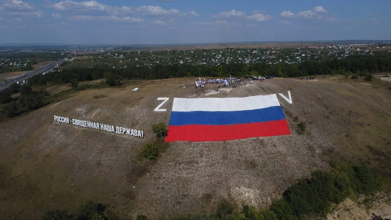 В Самарской области участники молодежных организаций создали из камня  63-метровый флаг России | СОВА - главные новости Самары