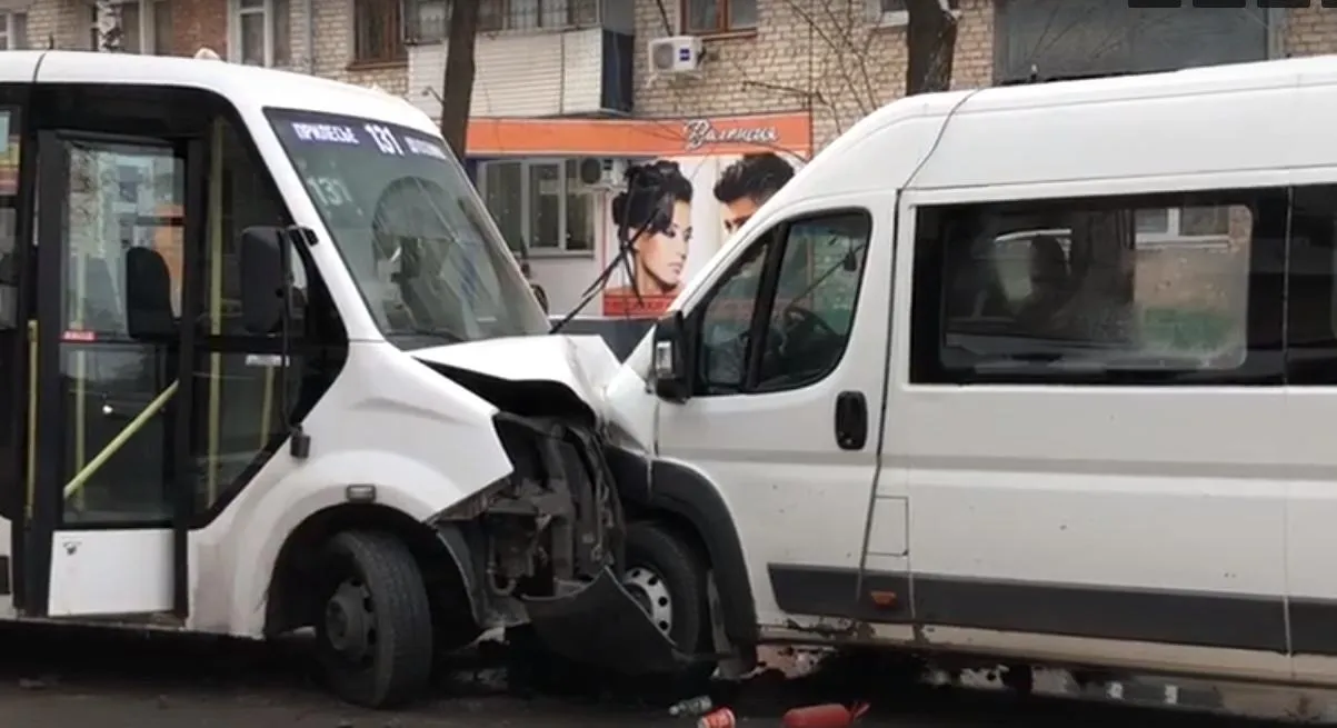 Два пассажирских автобуса столкнулись лоб в лоб в Тольятти