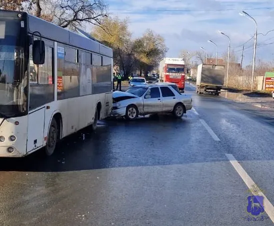 В Самаре 30 октября водитель на "Форде" на остановке въехал в автобус 