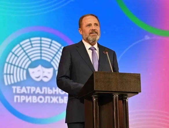 Игорь Комаров наградил победителей и лауреатов фестиваля "Театральное Приволжье" из Самарской области 