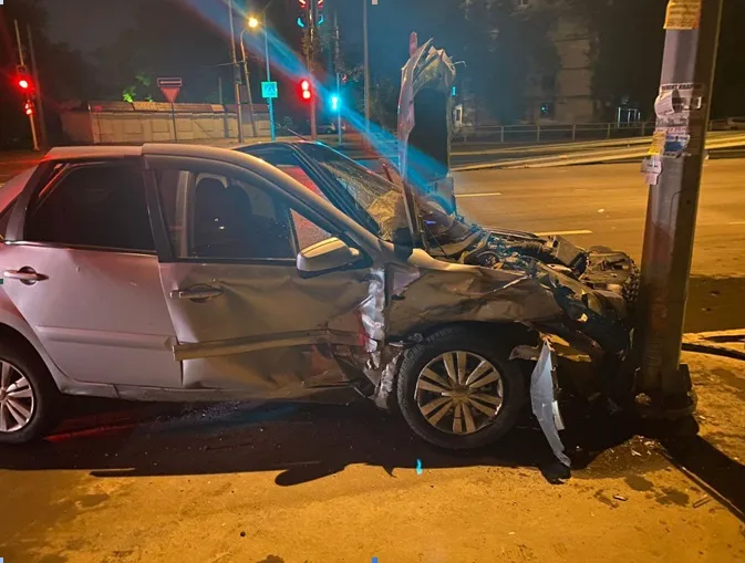 Ночью в Самаре 18-летний водитель "Лады" врезался в Datsun и отправил иномарку в столб