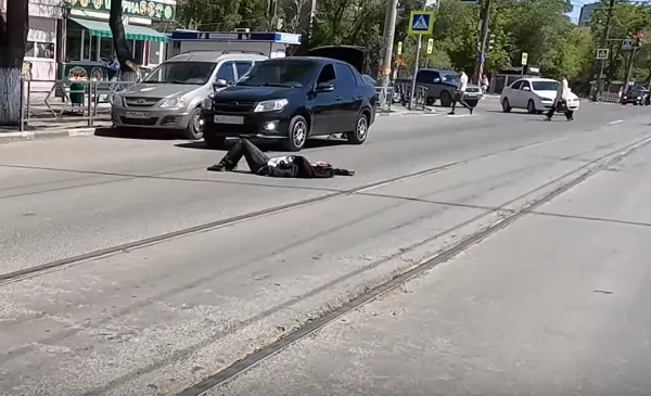 В Самаре девушка легла на проезжую часть улицы Аэродромной
