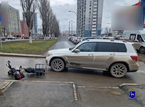 В Самаре мужчина на "Мерседесе" врезался в электровелосипед 