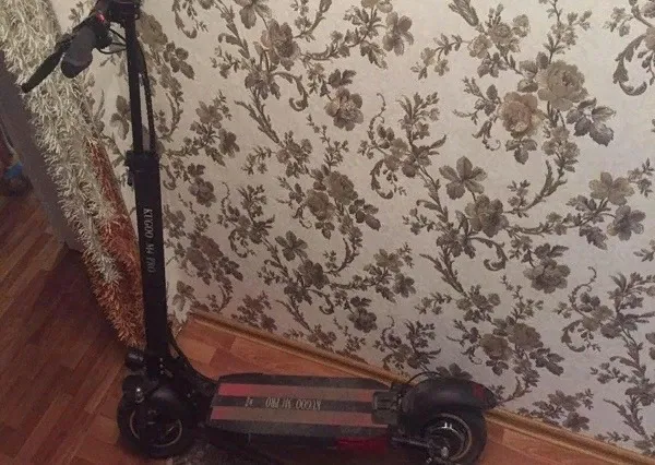 В Самаре мужчина на электросамокате влетел в иномарку 