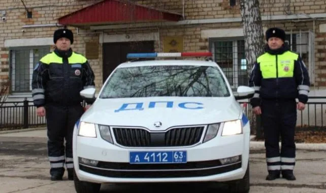 Самарские полицейские помогли женщине заменить поврежденное колесо