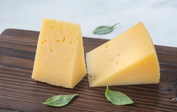 Врач Светлана Парамонова рассказала, правда ли съеденный на ночь сыр ухудшает сон