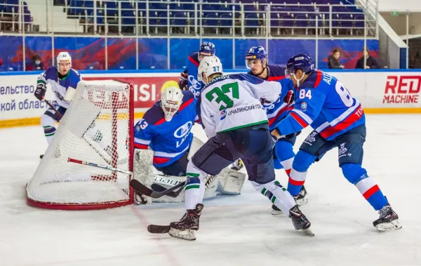Хоккейная "Лада" потерпела первое домашнее поражение в сезоне