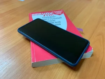 В Самаре водитель вышел на минуту из машины и лишился телефона