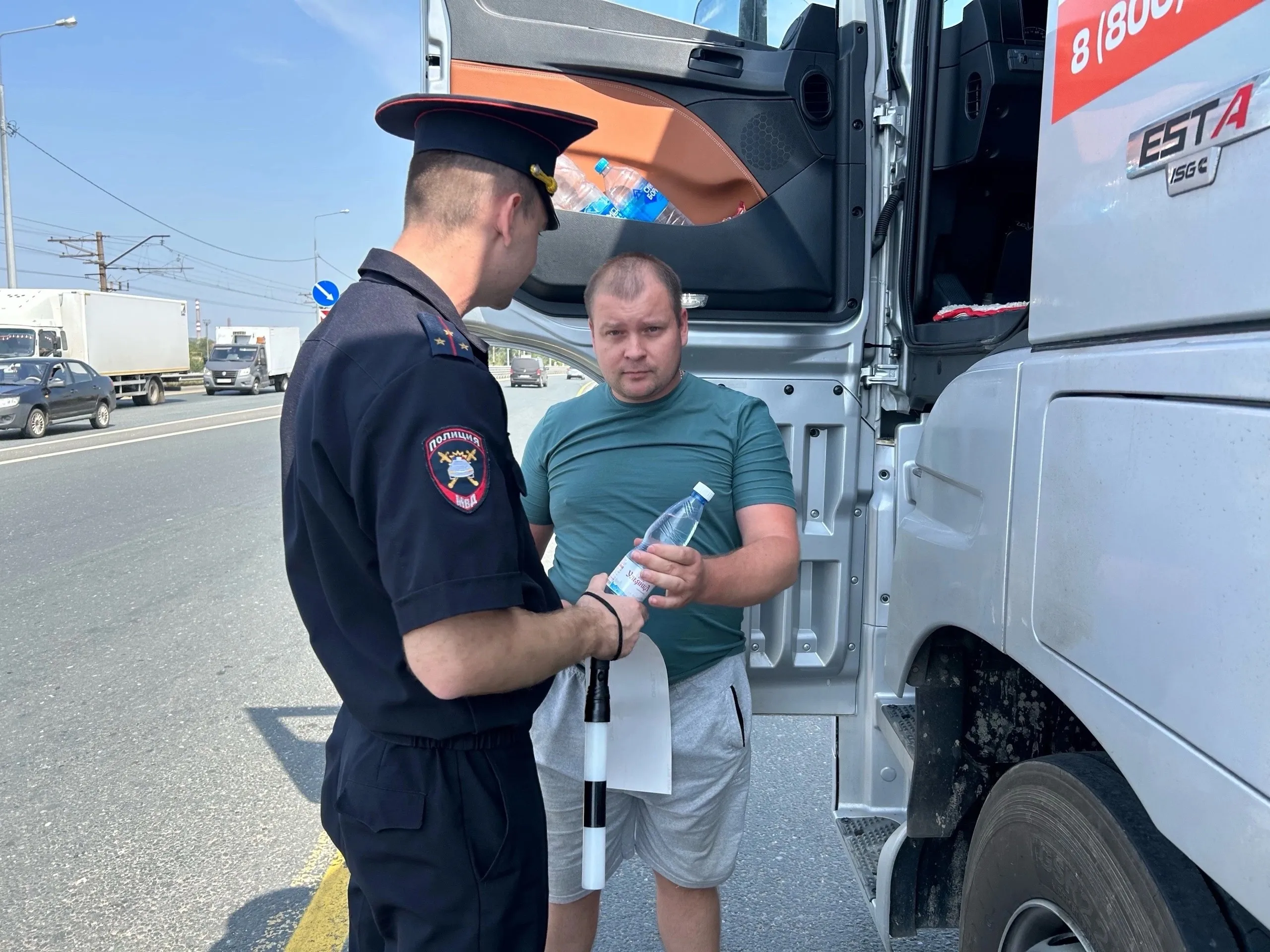 На трассе М5 в Самарской области дальнобойщикам раздавали прохладную воду |  СОВА - главные новости Самары