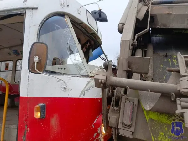 В Самаре на улице Ташкентской столкнулись трамвай и грузовик