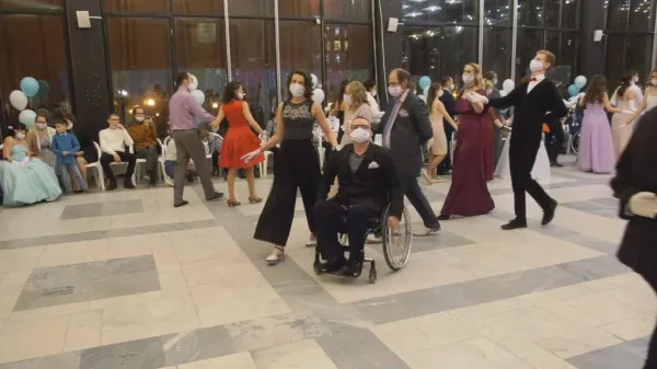 В музее Алабина прошел инклюзивный бал  