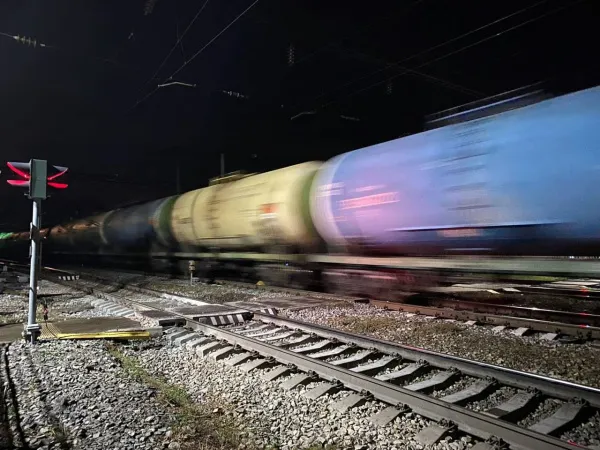 В Самарской области локомотив грузового поезда сошел с рельсов