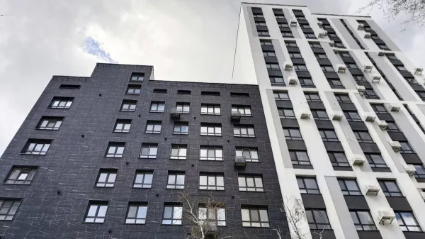 Эксперты рассказали, можно ли хранить личные вещи в подъезде